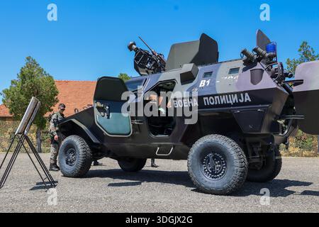 Veicolo corazzato della polizia militare macedone esposto durante l'evento di sicurezza ufficiale Foto Stock