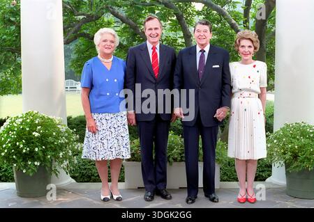 Ritratto ufficiale del presidente degli Stati Uniti Ronald Reagan (seconda a destra), First Lady degli Stati Uniti Nancy Reagan (destra), Vice Presidente degli Stati Uniti George H.W. Bush (seconda a sinistra) e della seconda Lady Barbara Bush (a sinistra) sulla Casa Bianca Colonnade, Washington, D.C., USA, Presidente Ronald Reagan White House Photographic Office, 11 agosto 1988 Foto Stock