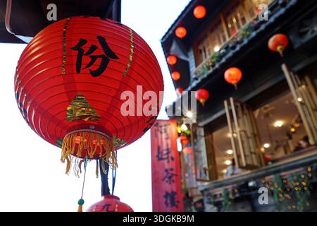 Lanterrine rosse alla Amei Tea House con architettura giapponese vicino a Jiufen Old Street a Jiufen, Taiwan, ROC. Foto Stock