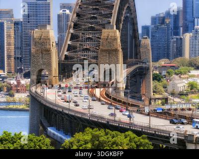 Vista aerea dal parco Kirribilli di Sydney al ponte del porto nel CBD di Harbour Bridge dei piloni e del traffico durante la giornata lavorativa. Foto Stock