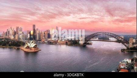 Colorato cielo rosa che sorge sul porto di Sydney e sul ponte del CBD con vista aerea panoramica ravvicinata. Foto Stock