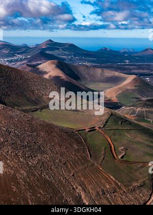 Vista aerea dei coni di cenere di Lanzarote, delle calderas e dei campi di la Geria Foto Stock