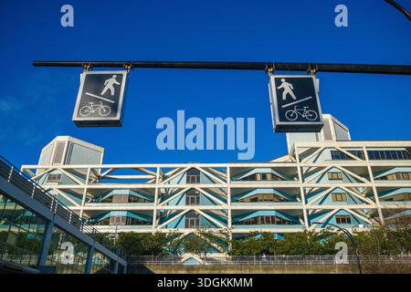 Un passaggio a piedi dal Lonsdale Quay Market a North Vancouver, British Columbia. Foto Stock