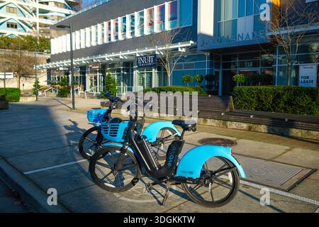 Un paio di biciclette della comunità presso il Museum of North Vancouver & Inuit Gallery di Lonsdale Quay a North Vancouver, British Columbia. Foto Stock