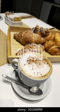 Caffè e croissant: Una colazione perfetta Foto Stock