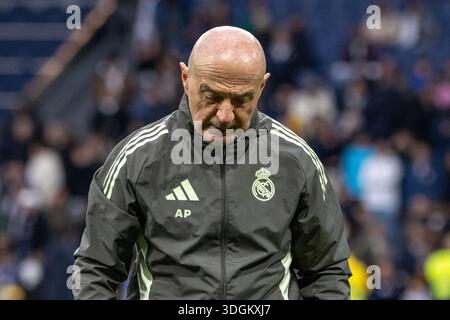 Madrid, Spagna. 17 gennaio 2026. Antonio Pintus, allenatore del Real Madrid, ha visto la partita EA SPORTS la Liga 2025-2026 tra Real Madrid e Levante, giocata allo stadio Santiago Bernabéu. Punteggio finale: Real Madrid 2 - 0 Levante. (Foto di David Canales/SOPA Images/Sipa USA) credito: SIPA USA/Alamy Live News Foto Stock