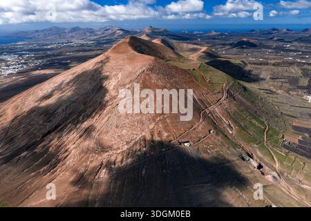 Vista aerea dei coni vulcanici e dei vigneti la Geria a Lanzarote Foto Stock