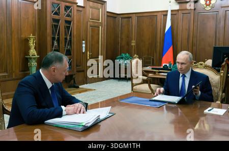Mosca, Russia. 14 gennaio 2026. Il presidente russo Vladimir Putin, a destra, ascolta il vice primo ministro Marat Khusnullin, a sinistra, presenta il suo rapporto durante un incontro faccia a faccia al Cremlino, il 14 gennaio 2026, a Mosca, in Russia. Credito: Mikhail Metzel/governo russo/Alamy Live News Foto Stock