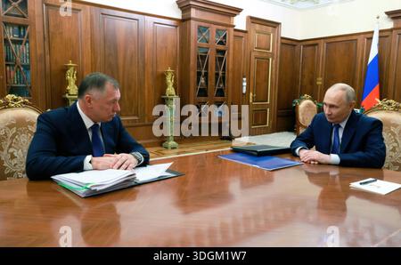 Mosca, Russia. 14 gennaio 2026. Il presidente russo Vladimir Putin, a destra, ascolta il vice primo ministro Marat Khusnullin, a sinistra, presenta il suo rapporto durante un incontro faccia a faccia al Cremlino, il 14 gennaio 2026, a Mosca, in Russia. Credito: Mikhail Metzel/governo russo/Alamy Live News Foto Stock
