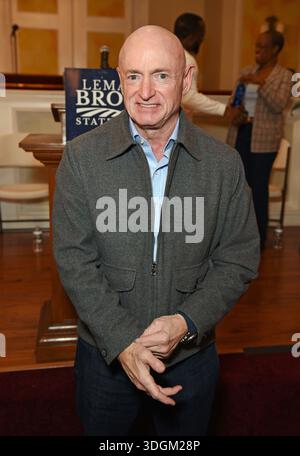 Senatore Mark Kelly in un'apparizione pubblica per le elezioni speciali Canvass Launch for LeMario Brown con il senatore statunitense Mark Kelly, St. James Baptist Church, Forsyth, GA, 17 gennaio 2026. Foto di: Derek Storm/Everett Collection Foto Stock
