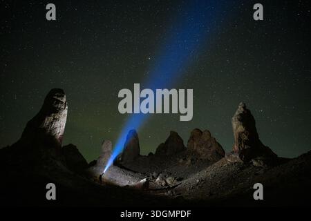 L'incredibile cielo notturno pieno di stelle dai Pinnacoli di Trona nel deserto della California meridionale. Foto Stock