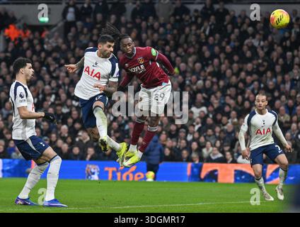 (260118) -- LONDRA, 18 gennaio 2026 (Xinhua) -- Cristian Romero (2° L) del Tottenham Hotspur segna durante la partita di Premier League inglese tra il Tottenham Hotspur e il West Ham United a Londra, Regno Unito, il 17 gennaio 2026. (XINHUA)SOLO PER USO EDITORIALE. NON IN VENDITA PER CAMPAGNE PUBBLICITARIE O DI MARKETING. DIVIETO DI UTILIZZO CON AUDIO, VIDEO, DATI, ELENCHI DI INCONTRI, LOGHI CLUB/LEAGUE O SERVIZI "LIVE" NON AUTORIZZATI. UTILIZZO ONLINE IN-MATCH LIMITATO A 45 IMMAGINI, SENZA EMULAZIONE VIDEO. NON È CONSENTITO L'USO IN SCOMMESSE, GIOCHI O PUBBLICAZIONI PER SINGOLI CLUB/CAMPIONATO/GIOCATORI. Foto Stock