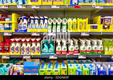 Esposizione al supermercato di distributori di prodotti per la pulizia della casa CIF e W5 - Lidl, le Blanc, Indre (36), Francia. Foto Stock