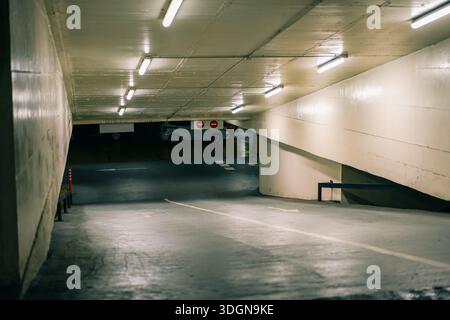 Ingresso o uscita dal parcheggio sotterraneo. Foto di alta qualità Foto Stock