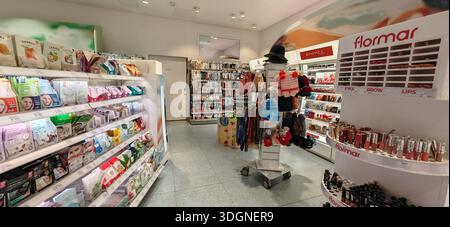 Display Flormar Rimmel Eyes Brow Lips Cosmetics Aisle Foto Stock