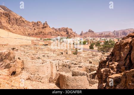 Rovine della città vecchia di al Ula in Arabia Saudita con antichi edifici in pietra atmosfera desertica e sito storico del Medio Oriente Foto Stock
