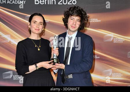 Sophie Mas und Ugo Bienvenu bei der Verleihung des EUROPEAN FILM AWARDS 2026 a Berlino AM 17.01.2026 *** Sophie Mas e Ugo Bienvenu alla cerimonia DEGLI EUROPEAN FILM AWARDS 2026 a Berlino il 17 01 2026 Foto Stock