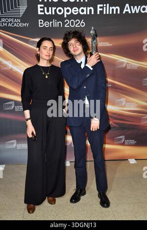 Sophie Mas und Ugo Bienvenu bei der Verleihung des EUROPEAN FILM AWARDS 2026 a Berlino AM 17.01.2026 *** Sophie Mas e Ugo Bienvenu alla cerimonia DEGLI EUROPEAN FILM AWARDS 2026 a Berlino il 17 01 2026 Foto Stock