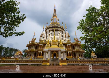 Wat Tham Suea, o Tempio della Grotta della Tigre, è un famoso complesso di templi buddisti a Krabi, Thailandia Foto Stock