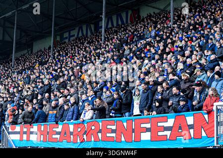 Tifosi e tifosi dello sc Heerenveen si guarda durante l'incontro olandese Eredivisie tra lo sc Heerenveen e il FC Groningen all'Abe Lenstra Stadion il 18 gennaio 2026 a Heerenveen, Paesi Bassi. Foto Stock