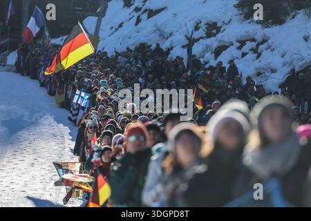 Ruhpolding, Germania 14 - 18 gennaio 2026: BMW IBU Biathlon World Cup - 2025/2026 - Ruhpolding - Women's Pursuit 10km nella foto: Spettatori con bandiera tedesca Foto Stock
