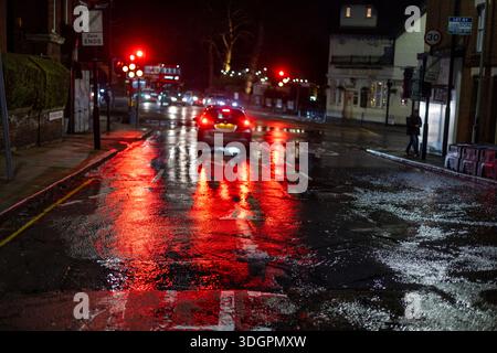 perdite di acqua dalla rete principale di notte Foto Stock