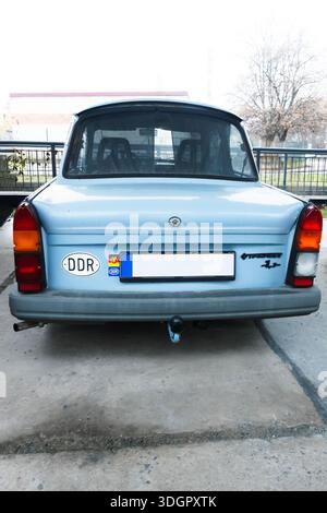 Vista posteriore di una Trabant 601 blu, leggendaria auto della Germania Est e simbolo duraturo dell'ex RDT Foto Stock