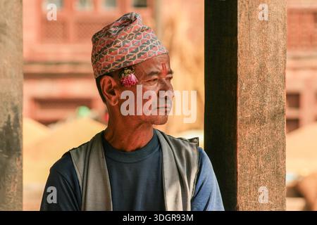 Gentiluomo a Kathmandu che indossa un cappello o un berretto tradizionale, noto come un cappello topi dhaka. Foto Stock