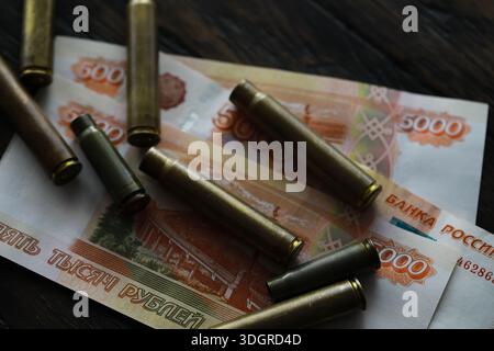 I proiettili sono in cima ai soldi Foto Stock