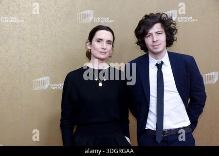 Sophie Mas e Ugo Bienvenu arrivano agli European Film Awards alla House of World Cultures di Berlino il 17.01.2026 Foto Stock
