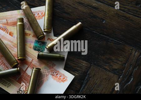 I proiettili sono in cima ai soldi Foto Stock