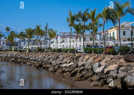 Puerto de Mogan, Spagna, 17 maggio 2025, lungomare costeggiato da palme con architettura bianca al porto di Puerto de Mogán sulla Gran Canaria Foto Stock