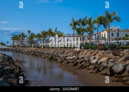 Puerto de Mogan, Spagna, 17 maggio 2025, lungomare costeggiato da palme con architettura bianca al porto di Puerto de Mogán sulla Gran Canaria Foto Stock