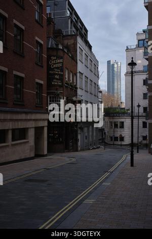 18 gennaio 2026 - Londra regno unito : Torre Southbank sullo sfondo di london Street con vecchio pub d'angolo Foto Stock