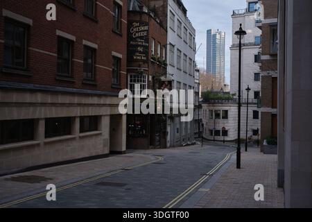 18 gennaio 2026 - Londra regno unito : Torre Southbank sullo sfondo di london Street con vecchio pub d'angolo Foto Stock