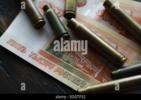 I proiettili sono in cima ai soldi Foto Stock