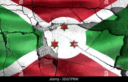 Bandiera del Burundi dipinta su un muro di cemento con crepe che simboleggiano la crisi e la divisione Foto Stock