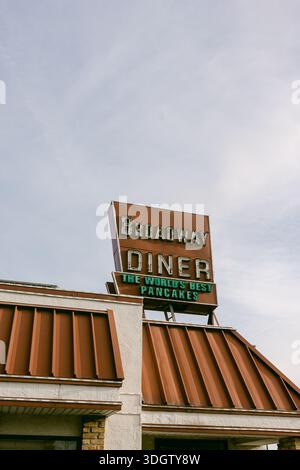 Il ristorante di Broadway mostra il suo cartello che mostra i migliori pancake attirando i visitatori per la colazione nelle ore mattutine. Foto Stock