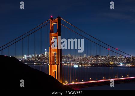 Il Golden Gate Bridge e lo skyline di San Francisco di notte Foto Stock