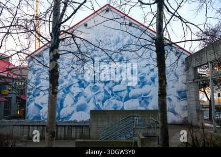 Un murale su un edificio e parte di MONOVA: Museo di North Vancouver nel distretto di Shipyards. Foto Stock