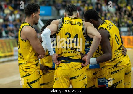 Team Circle RIESEN con Brandon Tischler (MHP RIESEN Ludwigsburg, #24), Traveon Buchanan (MHP RIESEN Ludwigsburg, #02), Stefan Smith (MHP RIESEN Ludwigsburg, #03), Gavin Schilling (MHP RIESEN Ludwigsburg, #34), Babacar sane (MHP RIESEN Ludwigsburg, #00), Foto Stock