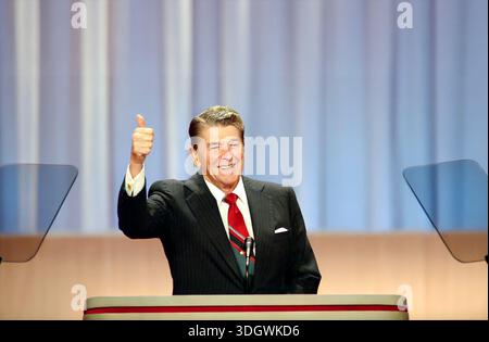 Il presidente degli Stati Uniti Ronald Reagan dà il segnale "Thumbs Up" durante la Convention nazionale repubblicana del 1988, Superdome, New Orleans, Louisiana, USA, Presidente Ronald Reagan White House Photographic Office, 15 agosto 1988 Foto Stock