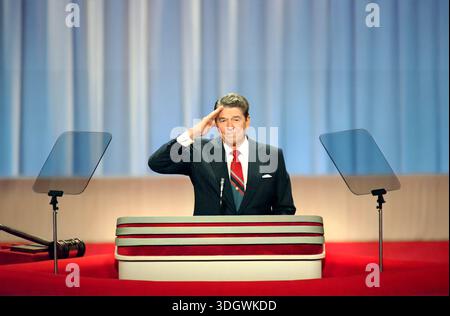 Il presidente degli Stati Uniti Ronald Reagan ha salutato la folla durante la Convention Nazionale Repubblicana del 1988, Superdome, New Orleans, Louisiana, USA, Presidente Ronald Reagan White House Photographic Office, 15 agosto 1988 Foto Stock