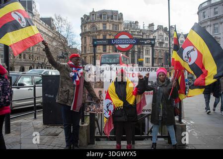 Londra, Regno Unito. 17 gennaio 2026. Gli attivisti posano con le bandiere ugandesi durante la manifestazione al di fuori dell'alta Commissione ugandese. Tre attivisti del People Power, il nostro movimento Power, hanno protestato al di fuori dell'alta Commissione Uganda a Trafalgar Square a Londra. Il People Power, il nostro Power Movement e' un gruppo di pressione della resistenza in Uganda. È guidata da Bobi Wine. I membri del movimento si oppongono al partito al governo chiamato movimento di resistenza Nazionale 40 anni dittatura e al suo presidente Yoweri Kaguta Museveni. Credito: SOPA Images Limited/Alamy Live News Foto Stock