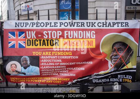 Uno striscione installato con una foto del presidente ugandese, Yoweri K. Museveni, durante la manifestazione fuori dall'alta Commissione ugandese. Tre attivisti del People Power, il nostro movimento Power, hanno protestato al di fuori dell'alta Commissione Uganda a Trafalgar Square a Londra. Il People Power, il nostro Power Movement e' un gruppo di pressione della resistenza in Uganda. È guidata da Bobi Wine. I membri del movimento si oppongono al partito al governo chiamato movimento di resistenza Nazionale 40 anni dittatura e al suo presidente Yoweri Kaguta Museveni. Foto Stock