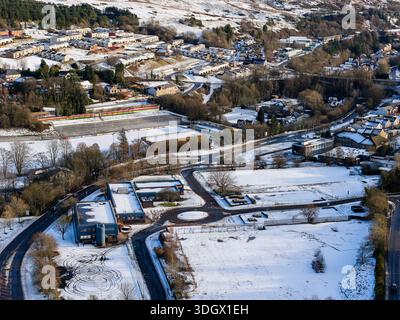 Vista aerea della città di Ebbw vale e del centro amministrativo coperto dalla neve invernale Foto Stock