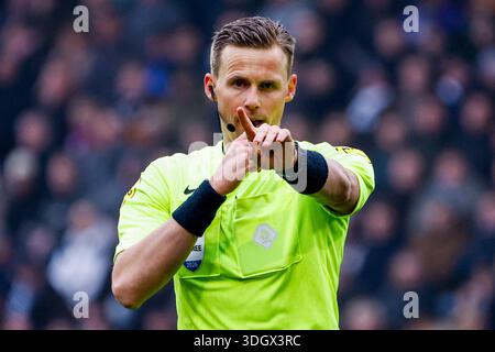 L'arbitro Sander van der Eijk gesta durante l'incontro Eredivisie olandese tra Heracles Almelo e FC Twente a Erve Asito il 18 gennaio 2026 ad Almelo, nei Paesi Bassi. (Crediti: WART Brinkerhof/MTB-Photo/Alamy Live News) Foto Stock