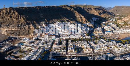 Vista aerea di Puerto de Mogan, Gran Canaria, porto turistico e spiaggia Foto Stock