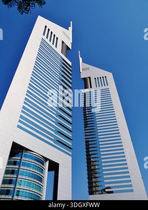 Sheikh Zayed Road: Emirates Towers, Dubai, Emirato di Dubai, Emirati Arabi Uniti Foto Stock