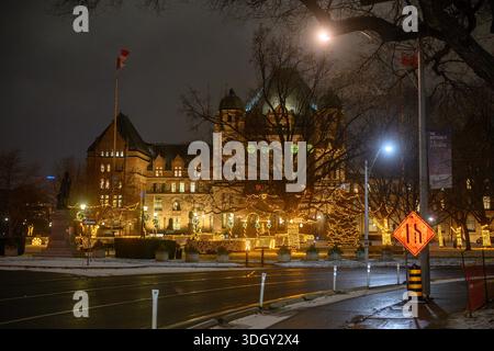 Toronto, ON, Canada - 19 dicembre 2025: Ontario legislative Building presso il Queen's Park di Toronto, Canada, illuminato con luci festive in inverno Foto Stock